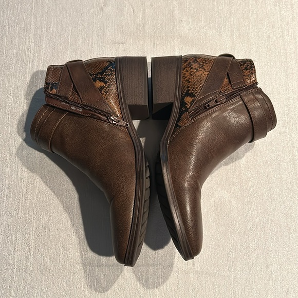 BareTraps Women’s Brown textured Ankle Booties w/ Buckle new condition Sz 10 - Picture 11 of 16